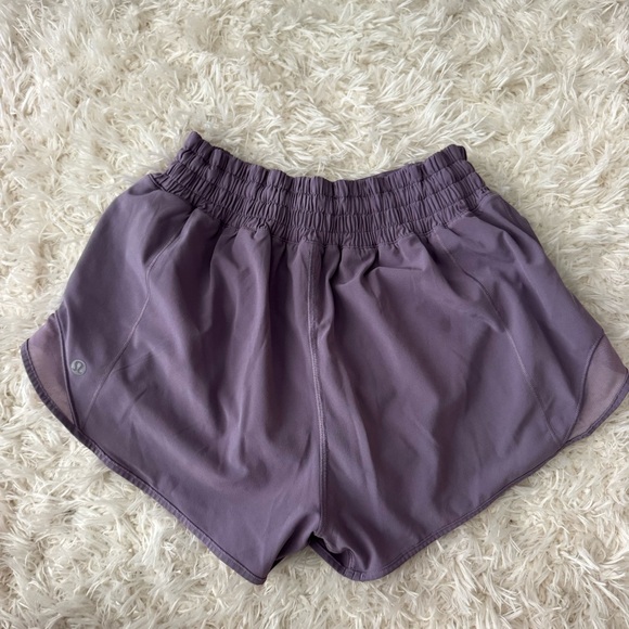 Lululemon Hotty Hot High-Rise Lined Short 2.5" Size 6 Purple Ash - Picture 4 of 6